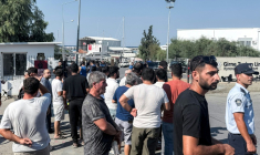 Des gens attendent des nouvelles après le naufrage d'un bateau de croisière avec près de 270 personnes à bord au large de Chypre du Nord, le 30 août 2026 au port de Kyrenia/Girne  ( AFP / Jewel SAMAD )