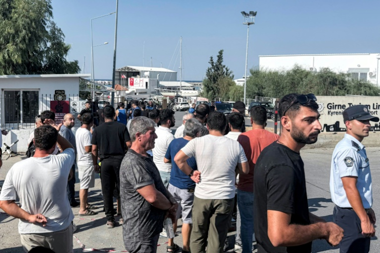Des gens attendent des nouvelles après le naufrage d'un bateau de croisière avec près de 270 personnes à bord au large de Chypre du Nord, le 30 août 2026 au port de Kyrenia/Girne  ( AFP / Jewel SAMAD )