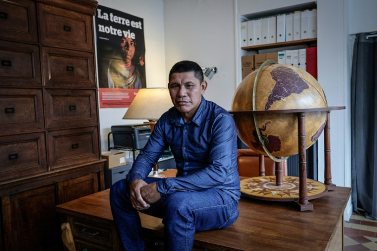 Atxu Marima, ancien membre de la tribu indigène brésilienne Hi-Merima, au siège de l'ONG Survival International, le 25 septembre 2025 à Paris ( AFP / STEPHANE DE SAKUTIN )