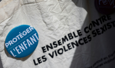Un badge de l'association "Protéger l'Enfant" lors d'un rassemblement de "mères en révolte" place de la République à Paris le 9 septembre 2025 ( AFP / Ian LANGSDON )