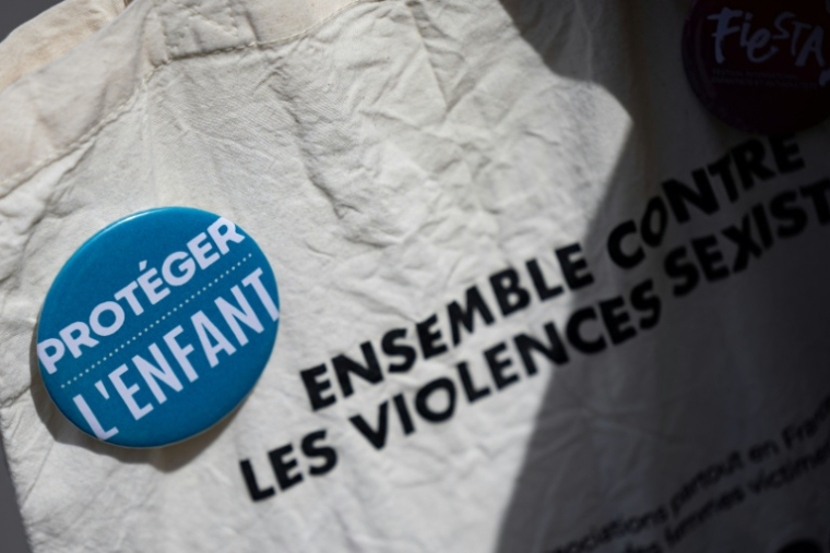 Un badge de l'association "Protéger l'Enfant" lors d'un rassemblement de "mères en révolte" place de la République à Paris le 9 septembre 2025 ( AFP / Ian LANGSDON )