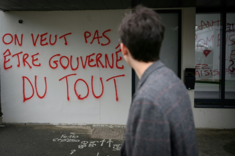 Un étudiant passe devant un graffiti sur le campus de l'Université Rennes 2, le 12 octobre 2026 ( AFP / Loic VENANCE )