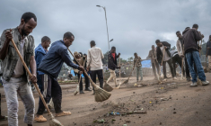 Des habitants se sont portés volontaires pour nettoyer les rues du centre de Beshasha, en Ethiopie, en prévision de l'arrivée prévue du Premier ministre éthiopien Abiy Ahmed dans les prochains jours, le 28 mai 2026 ( AFP / Marco Simoncelli )