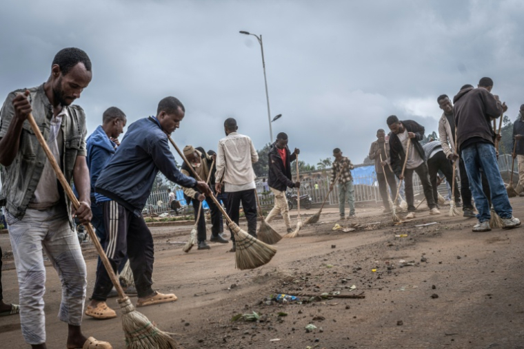 Des habitants se sont portés volontaires pour nettoyer les rues du centre de Beshasha, en Ethiopie, en prévision de l'arrivée prévue du Premier ministre éthiopien Abiy Ahmed dans les prochains jours, le 28 mai 2026 ( AFP / Marco Simoncelli )