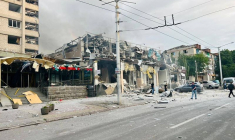 Un bâtiment endommagé par une frappe de missile russe à Kramatorsk, en Ukraine