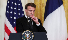 Le président américain Donald Trump et le président français Emmanuel Macron tiennent une conférence de presse, à Washington.