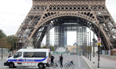 LA TOUR EIFFEL ÉVACUÉE APRÈS UNE ALERTE À LA BOMBE, RAPPORTE BFM