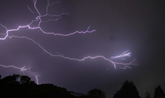 Vingt-huit départements des Pyrénées jusqu'au Bas-Rhin sont en vigilance orange pour de violents orages  ( AFP / Sameer Al-DOUMY )