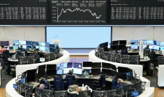 Le graphique de l'indice allemand des prix des actions DAX est photographié à la bourse de Francfort