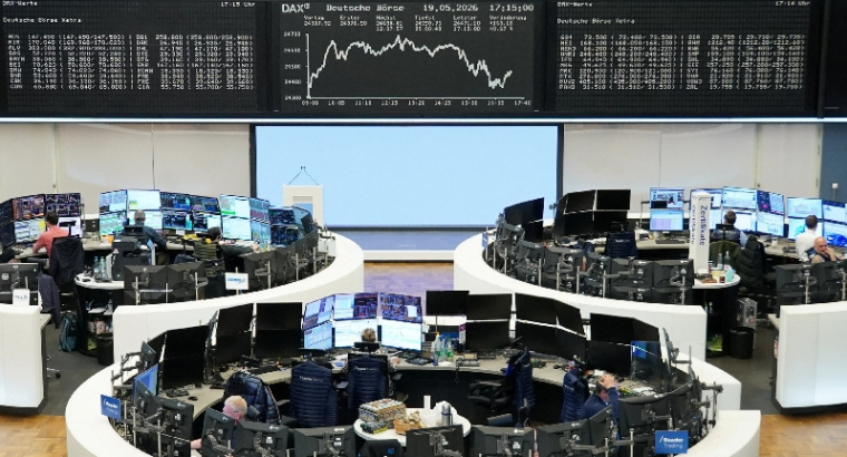 Le graphique de l'indice allemand des prix des actions DAX est photographié à la bourse de Francfort