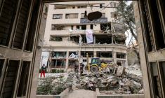 Les décombres d'un immeuble de bureaux abritant les locaux de la chaîne qatarie d'information Al Araby TV, après une frappe de missile plus tôt dans la journée,  le 29 mars 2026 à Téhéran, en Iran ( AFP / ATTA KENARE )