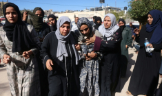 Des femmes pleurent lors des funérailles d'un membre du Croissant-Rouge palestinien et de deux enfants qui auraient été tués lors d'une frappe israélienne sur un camp abritant des Palestiniens déplacés, à Khan Younès, dans le sud de la bande de Gaza, le 4 février 2026 ( AFP / Bashar Taleb )