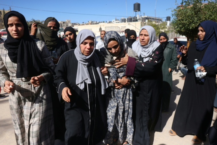 Des femmes pleurent lors des funérailles d'un membre du Croissant-Rouge palestinien et de deux enfants qui auraient été tués lors d'une frappe israélienne sur un camp abritant des Palestiniens déplacés, à Khan Younès, dans le sud de la bande de Gaza, le 4 février 2026 ( AFP / Bashar Taleb )
