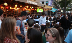 Des supporters se rassemblent dans un restaurant parisien pour suivre le match Euro 2024 Espagne contre France
