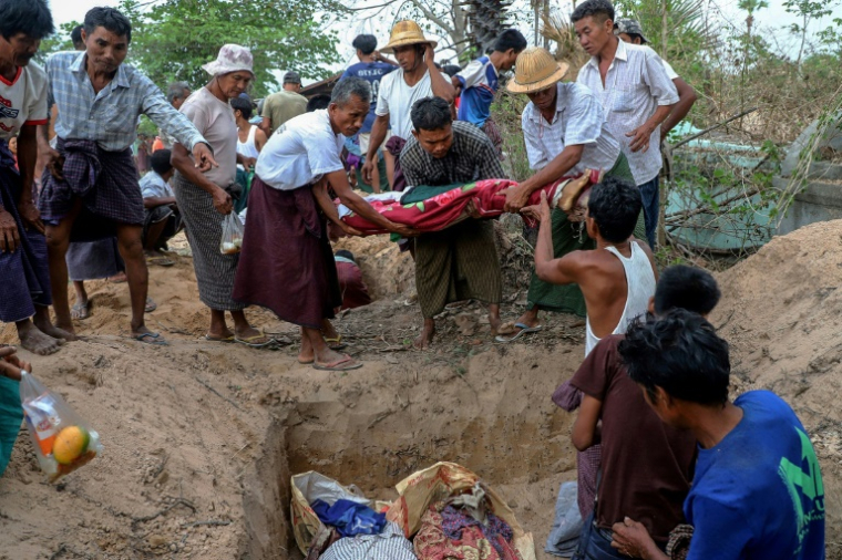 Les funérailles de victimes tuées lors d'un bombardement de l'armée birmane dans le village d'Ohe Htein, dans la région de Sagaing, le 12 mai 2025 en Birmanie ( AFP / - )