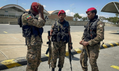 Des membres des Forces de défense nationale éthiopiennes devant l'aéroport international de Mekelle Alula Aba Nega le 6 octobre 2026 ( AFP / - )