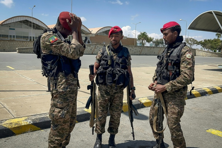 Des membres des Forces de défense nationale éthiopiennes devant l'aéroport international de Mekelle Alula Aba Nega le 6 octobre 2026 ( AFP / - )