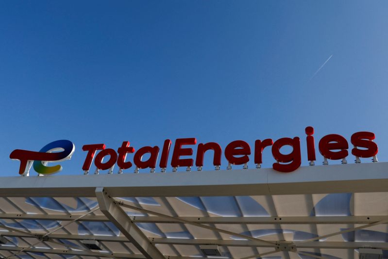 Le logo de la compagnie pétrolière et gazière française TotalEnergies