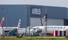 Un hangar de la compagnie Airbus visible depuis le tarmac de l aéroport de Toulouse-Blagnac. © Frédéric Scheiber / Hans Lucas via AFP