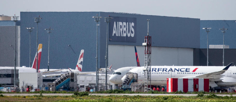 Un hangar de la compagnie Airbus visible depuis le tarmac de l aéroport de Toulouse-Blagnac. © Frédéric Scheiber / Hans Lucas via AFP