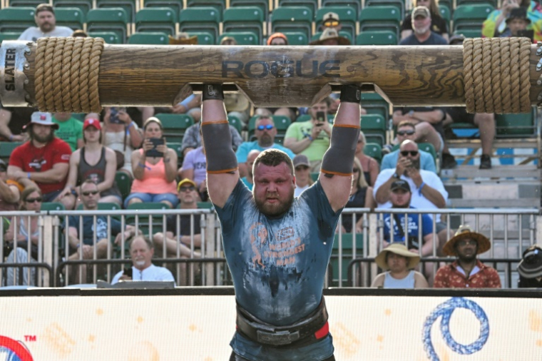 Tom Stoltman de Grande-Bretagne soulève une bûche de 145 kg enr deux répétitions lors du premier jour des qualifications du concours de "L'homme le plus fort du monde", le 15 mai 2025 à Sacramento, en Californie ( AFP / Robyn Beck )