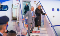 Le roi Charles III et la reine Camilla arrivent à l'aéroport Ciampino de Rome à la veille d'une visite au Vatican, le 22 octobre 2025 ( POOL / Arthur EDWARDS )