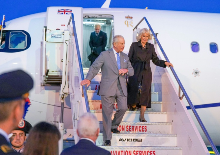Le roi Charles III et la reine Camilla arrivent à l'aéroport Ciampino de Rome à la veille d'une visite au Vatican, le 22 octobre 2025 ( POOL / Arthur EDWARDS )