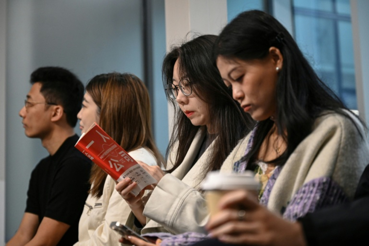 Des participants à une discussion informelle sur les entreprises individuelles, le 12 avril 2026 à Shanghai, en Chine ( AFP / Jade GAO )