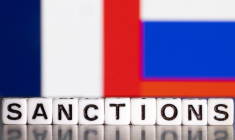 L'illustration montre des lettres disposées de manière à lire « Sanctions » devant les couleurs des drapeaux de la France et de la Russie.