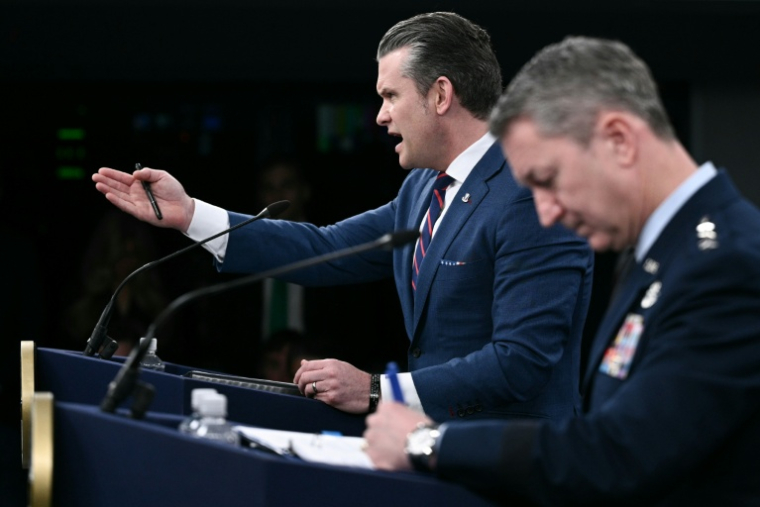 Le ministre américain de la Défense, Pete Hegseth, s'exprime lors d'une conférence de presse sur la guerre contre l'Iran, avec à sa gauche le chef d'état-major américain, le général Dan Caine, au Pentagone à Washington, le 2 mars 2026 ( AFP / Brendan SMIALOWSKI )