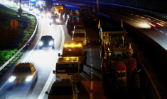 Les agriculteurs manifestent contre l'accord de libre-échange entre l'UE et le Mercosur, près de Paris