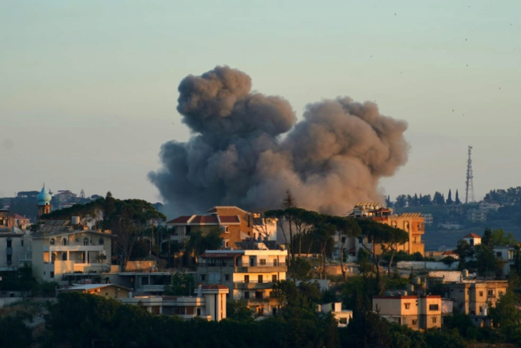 De la fumée après une frappe israélienne sur Nabatiyé, dans le sud du Liban, le 12 juin 2026. ( AFP / Abbas FAKIH )