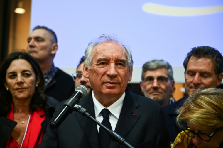 François Bayrou (c), maire sortant de Pau et candidat du Mouvement démocratique à sa réélection, après l'annonce des résultats du 2e tour des municipales, le 22 mars 2026 à Pau, dans les Pyrénées-Atlantiques ( AFP / GAIZKA IROZ )