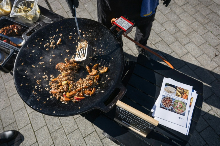 Préparation d'un plat à Hägersten, au sud de Stockholm, lors d'une initiative visant à sensibiliser aux repas qui peuvent être préparés dans des conditions d'état d'urgence, le 23 septembre 2025 en Suède ( AFP / Jonathan NACKSTRAND )