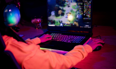 Acheter des jeux dématérialisés ou en promotion peut permettre d’économiser plus de 50% du prix d’origine. ( crédit photo : Getty Images )