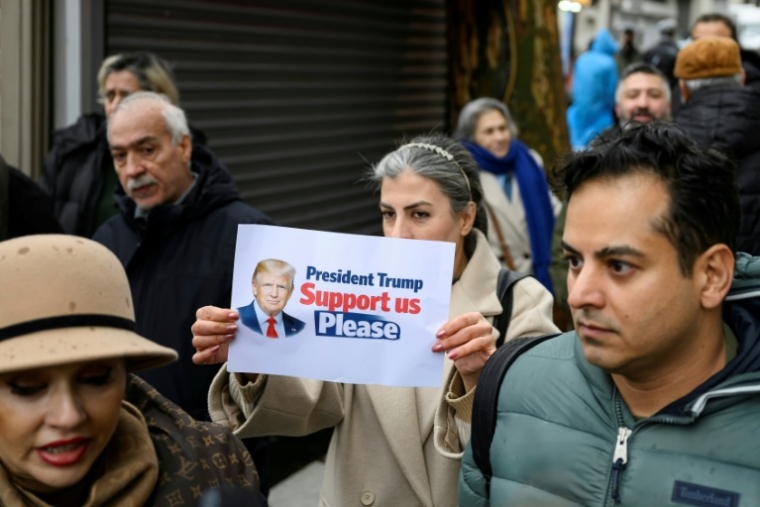 Une manifestante réclame l'intervention en Iran du président des Etats-unis lors d'un rassemblement interdit devant le consulat iranien, à Istanbul, le 11 janvier 2026 ( AFP / Yasin AKGUL )