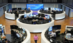 Le graphique de l'indice allemand des prix des actions DAX est photographié à la bourse de Francfort
