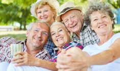 Si le revenu moyen des retraités est moins élevé que celui de l’ensemble de la population, ils ont néanmoins un meilleur niveau de vie. (Crédit photo: 123RF)