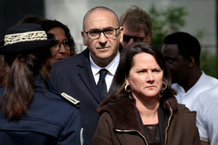 Le ministre de l'Intérieur, Laurent Núñez(c) et la maire de Nantes Johanna Rolland (d) dans le quartier de Port-Boyer, au lendemain d'une fusillade qui a tué un adolescent de 15 ans, le 15 mai 2026 à Nantes ( AFP / FRED TANNEAU )