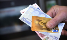 Selon l'association CLCV, les tarifs bancaires ont connu une hausse de 3% en moyenne, en particulier sur les services de base comme les frais de tenue de compte et de cartes bancaires. ( AFP / ALAIN JOCARD )