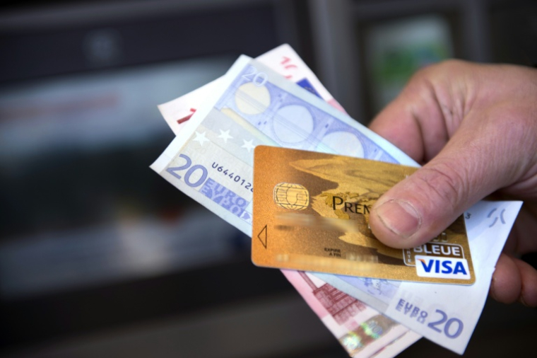 Selon l'association CLCV, les tarifs bancaires ont connu une hausse de 3% en moyenne, en particulier sur les services de base comme les frais de tenue de compte et de cartes bancaires. ( AFP / ALAIN JOCARD )