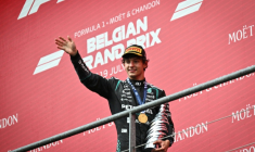 L'Italien Kimi Antonelli salue la foule avec son trophée du Grand Prix de Belgique de Formule 1, sur le podium du circuit de Spa-Francorchamps, le 19 juillet 2026 ( AFP / Andrej ISAKOVIC )