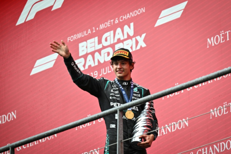 L'Italien Kimi Antonelli salue la foule avec son trophée du Grand Prix de Belgique de Formule 1, sur le podium du circuit de Spa-Francorchamps, le 19 juillet 2026 ( AFP / Andrej ISAKOVIC )