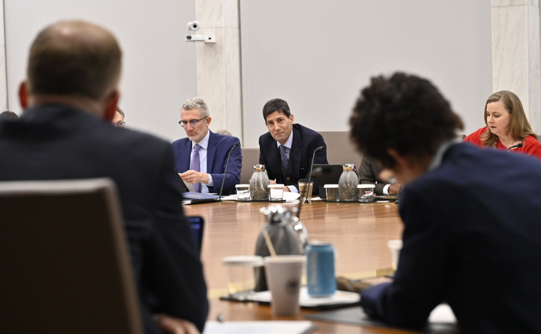 Kevin Warsh, lors du Comité monétaire de juin 2026. (Crédits: Federal Reserve)