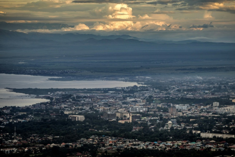 (Photo d'archives) Vue d'ensemble du centre-ville de Bujumbura (Burundi), sur les rives du lac Tanganyika, le 7 mai 2025 ( AFP / Luis TATO )
