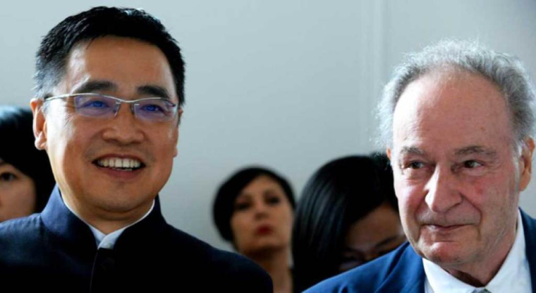Le président de HNA Wang Jian et le PDG de Pierre et Vacances Gérard Brémond lors du lancement de la coentreprise, à Paris, le 4 juillet 2016. (© E. Piermont / AFP)