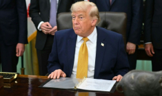 Le président américain Donald Trump s'apprête à signer un décret dans le Bureau ovale de la Maison Blanche, le 22 juin 2026 à Washington ( AFP / Mandel NGAN )