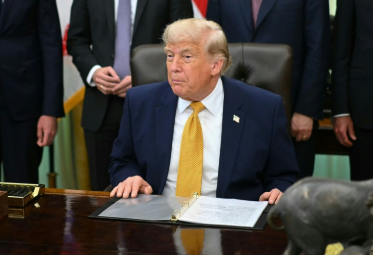 Le président américain Donald Trump s'apprête à signer un décret dans le Bureau ovale de la Maison Blanche, le 22 juin 2026 à Washington ( AFP / Mandel NGAN )