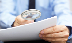 Lors de la signature d'un contrat d'assurance auto, habitation, santé ou prévoyance, un ensemble de documents est remis au souscripteur. Parmi eux figurent les conditions générales et les conditions particulières. (crédit : Bacho Foto - stock.adobe.com)