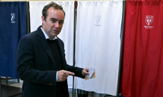 Le Premier ministre Sébastien Lecornu, candidat de la liste du maire sortant de Vernon, arrive pour voter au 1er tour des municipales à Vernon, le 15 mars 2026 dans l'Eu ( POOL / Martin LELIEVRE )
